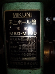 BO-046　卓上ボール盤　ミクニ　MBD-M19D銘板.jpg